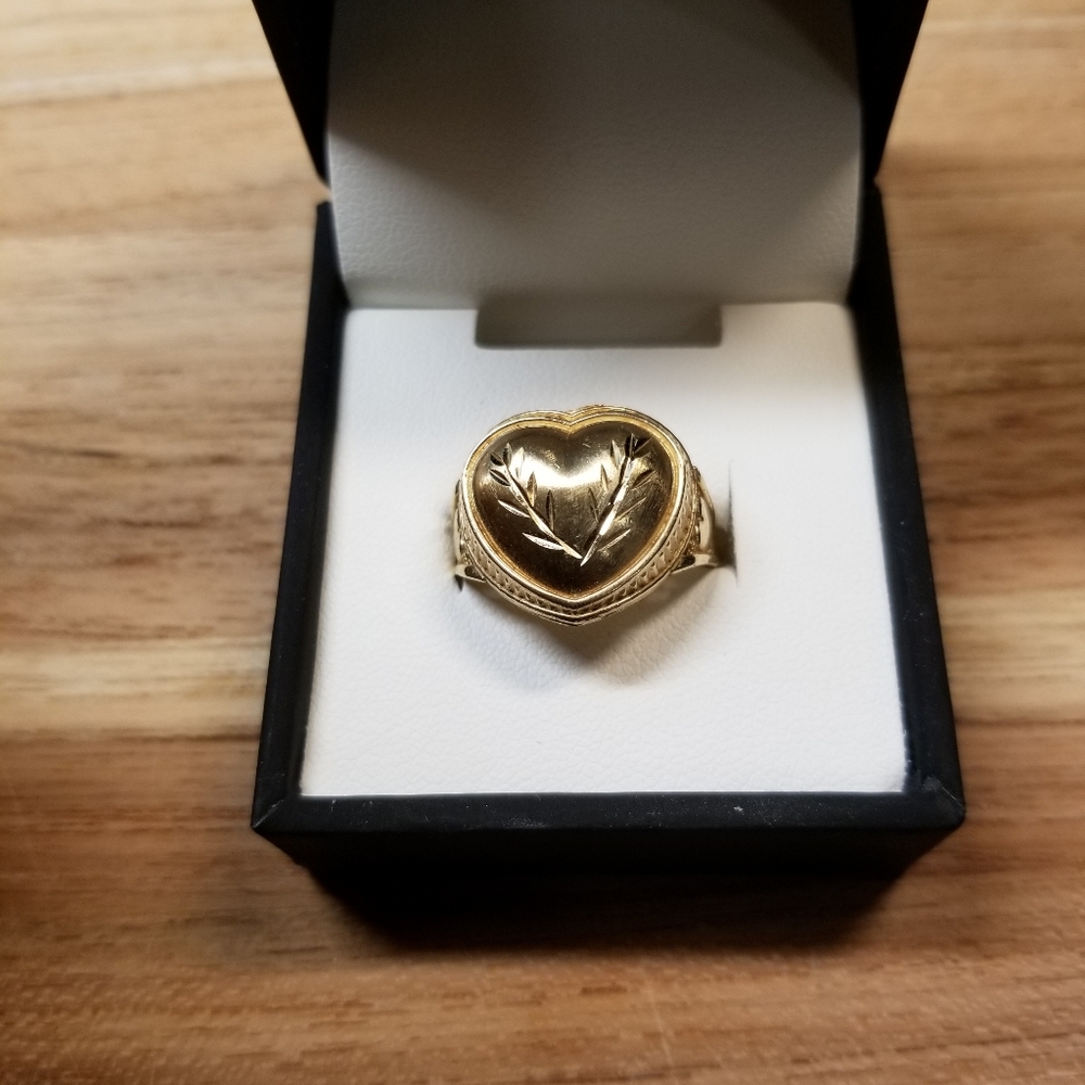 10 Kt Yellow Gold , 2.2 Grams Size 7.5 ELEGANT Gold Heart Ring with Leaf Design